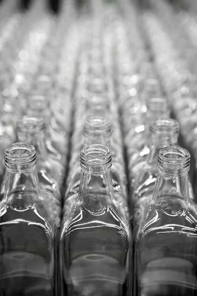 Fileiras de garrafas transparentes quadradas de vidro — Fotografia de Stock