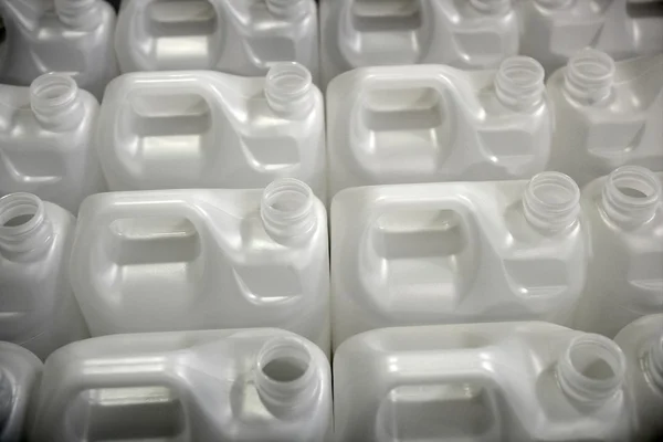 Flessen in fabriek rijen, witte kunststof — Stok fotoğraf