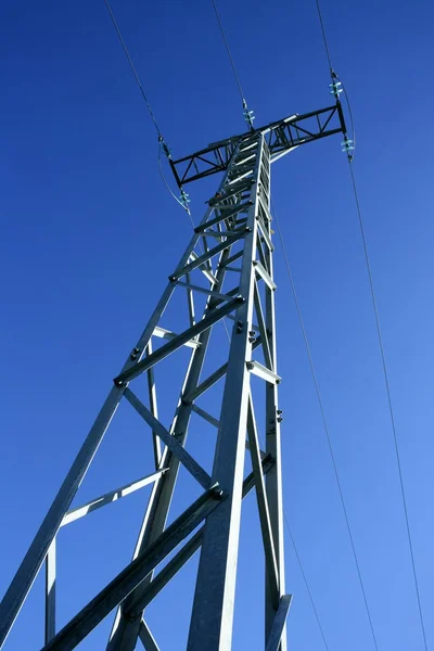 Palo torre elettrica in acciaio leggero cielo blu — Foto Stock