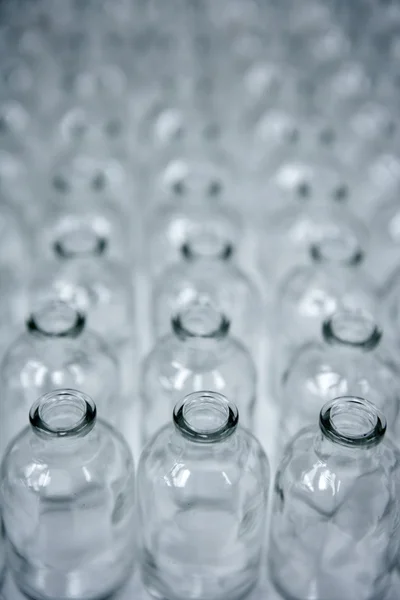 Vidrio transparente botellas vacías línea de montaje — Foto de Stock