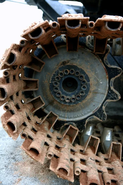 Rupsen stalen wielen van een sneeuwblazer — Stockfoto