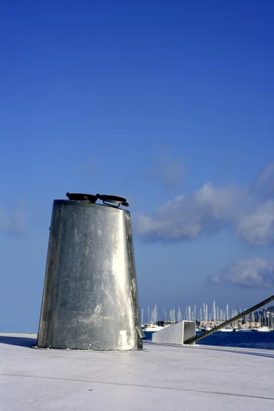 船不锈钢椭圆形烟囱蓝色天空 — 图库照片