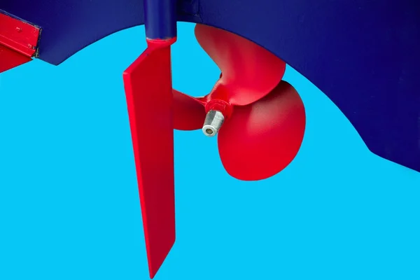 Красная спираль пропелера в синей лодке корпуса — стоковое фото
