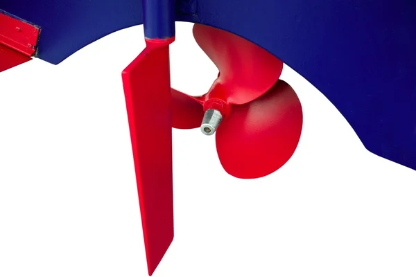 Hélice de propulseur de peinture rouge en bateau à coque bleue — Photo