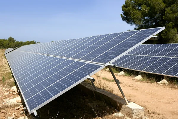Solární panely v řadě na Středomoří — Stock fotografie