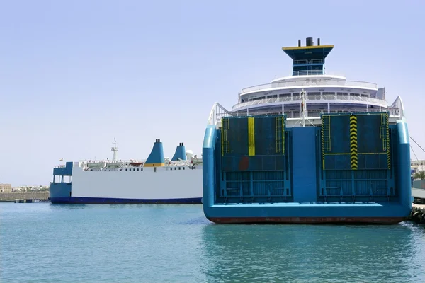 伊维萨岛上蓝色的客运和货运船 — 图库照片