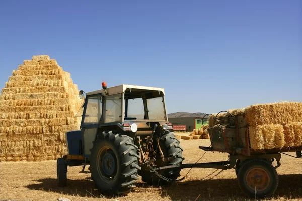 谷仓堆积和农业拖拉机 — 图库照片