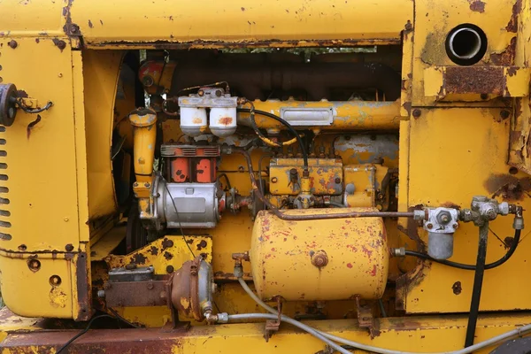 Ντίζελ τρακτέρ κίτρινο φορτηγό λεπτομέρεια μηχανών — Φωτογραφία Αρχείου