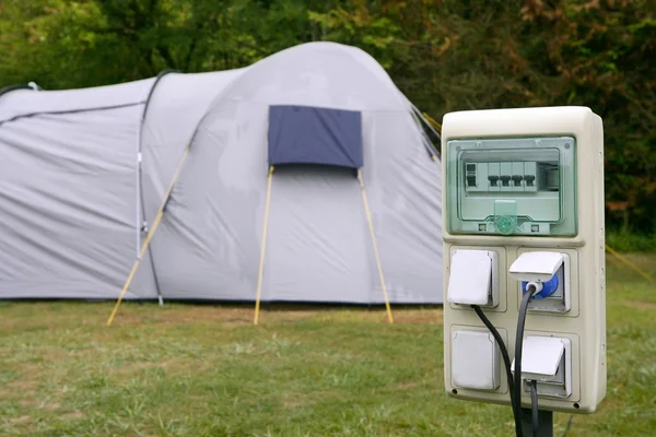 Dettaglio elettrico della scatola della spina del campeggio con la tenda — Foto Stock