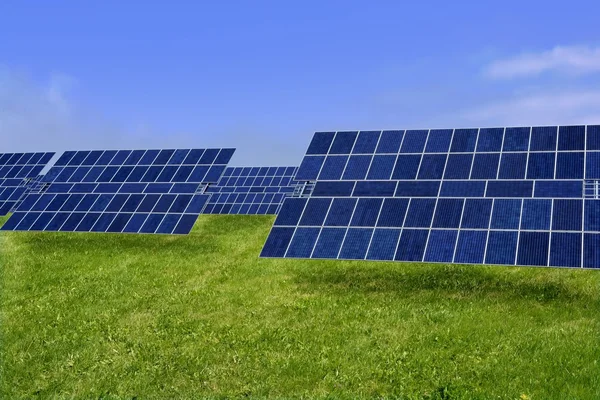 Placas solares de energia elétrica limpa no prado — Fotografia de Stock
