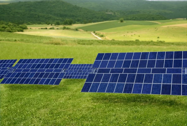 Energia elettrica pulita piastre solari nel prato — Foto Stock