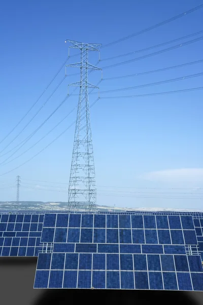 クリーンな電気エネルギーの太陽光発電機をプレートします。 — ストック写真