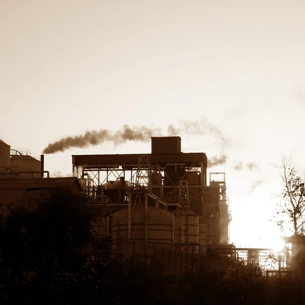 백라이트 석유화학 산업 연기 하늘 — 스톡 사진
