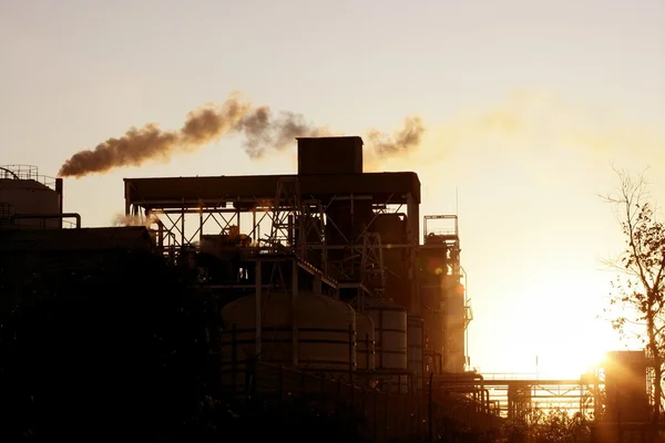 Bakgrundsbelysning petrokemiska industrin rök sky — Stockfoto