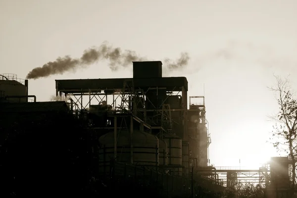 Háttérvilágítás petrolkémiai ipar füst ég — Stock Fotó