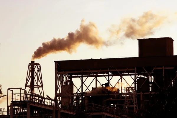 Contraluz industria petroquímica humo cielo — Foto de Stock