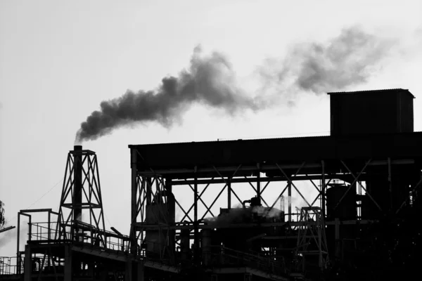 Contraluz industria petroquímica humo cielo — Foto de Stock