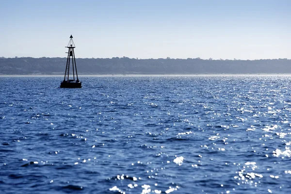 Világítótorony-úszó kék óceán útmutató segítséget — Stock Fotó