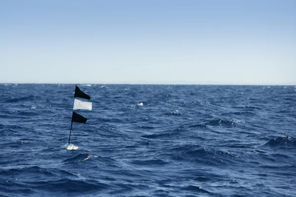 与渔夫延绳钓船旗的蓝色海洋 — 图库照片