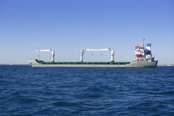 Большая серая супертанкерная бензиновая лодка — стоковое фото