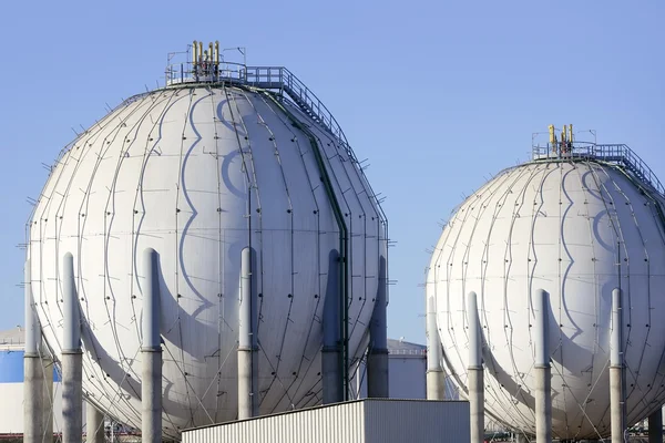 Büyük kimyasal tank benzin konteyner petrol sanayi — Stok fotoğraf