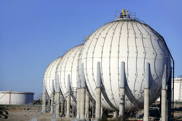 Büyük kimyasal tank benzin konteyner petrol sanayi — Stok fotoğraf