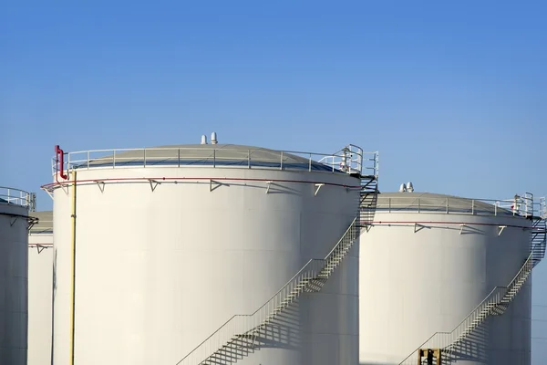 Великий хімічний бак бензиновий контейнер нафтової промисловості — стокове фото