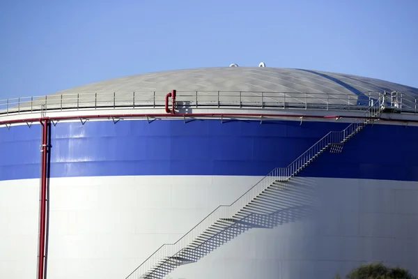 Великий хімічний бак бензиновий контейнер нафтової промисловості — стокове фото