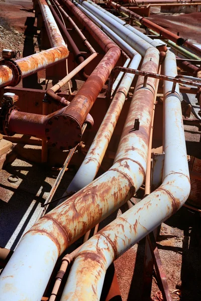 Líneas de tuberías industriales grunge oxidadas envejecidas —  Fotos de Stock