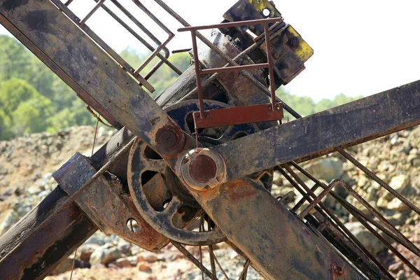 Grävmaskin bulldozer arm hjulet rostiga detalj — Stockfoto