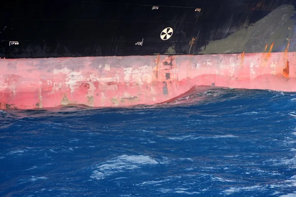 Якорная стальная лодка по правому борту — стоковое фото