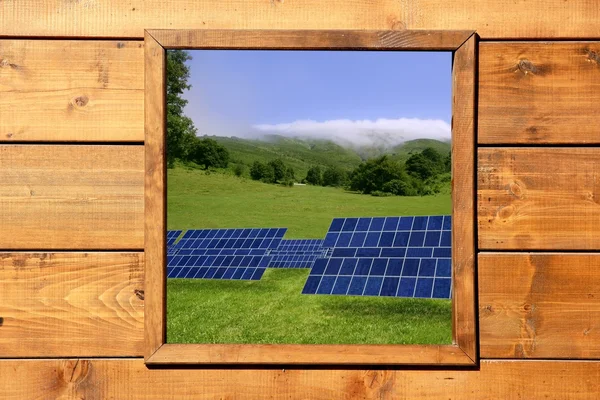 Janela de madeira placas solares vista prado — Fotografia de Stock
