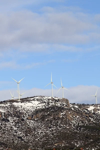 Moinhos de vento aerogenerator na montanha de neve — Fotografia de Stock