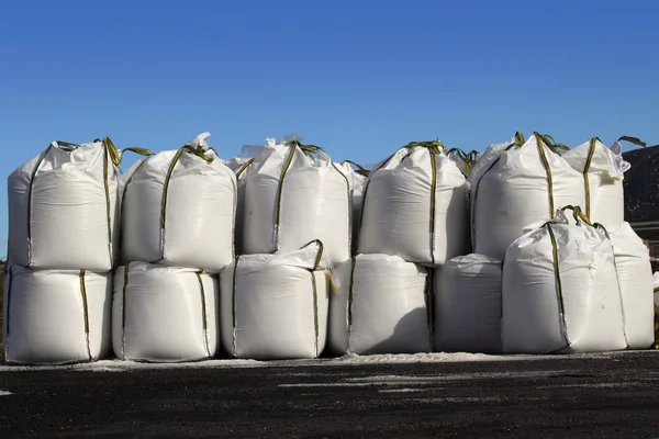 Zout grote zakken zakken gestapelde rijen voor iced wegen — Stockfoto