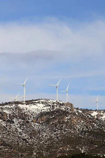 雪山での風力の風車 — ストック写真