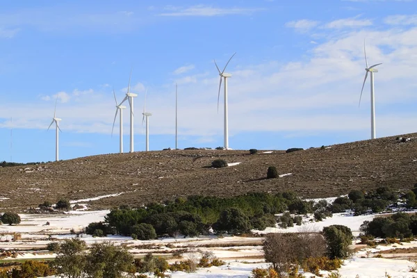 在雪山上的风力发电机风车 — 图库照片