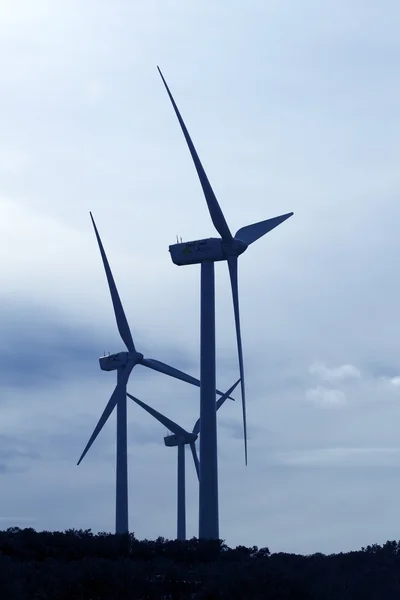 Аэрогенератор электрической ветряной мельницы над облачным небом — стоковое фото