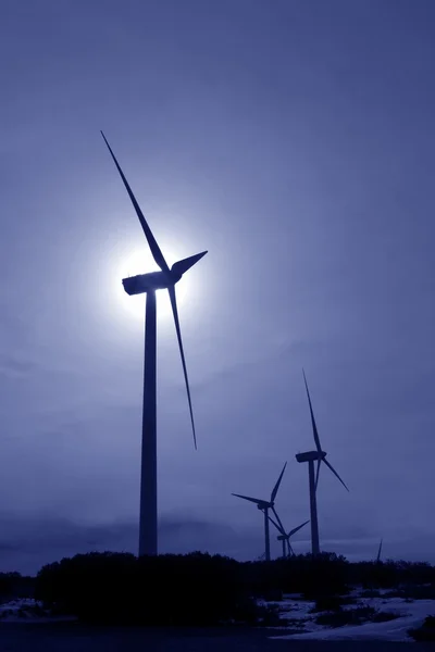 風力の風車のバックライト ブルーの空 — ストック写真