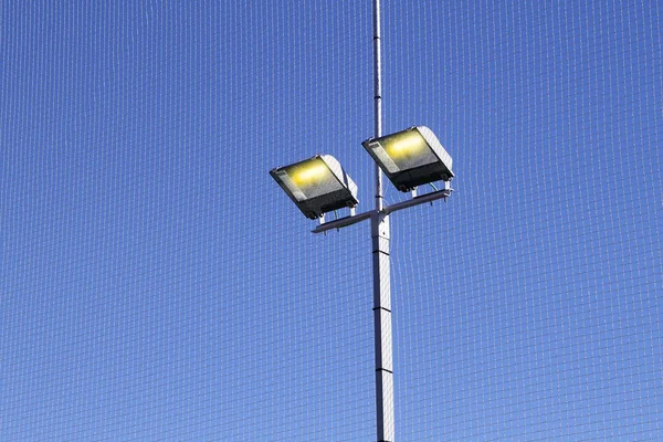 Équipement d'éclairage de terrain de sport spots dans la lumière — Photo