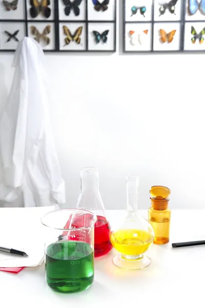 Laboratoř chemie, barevné trubky motýli — Stock fotografie