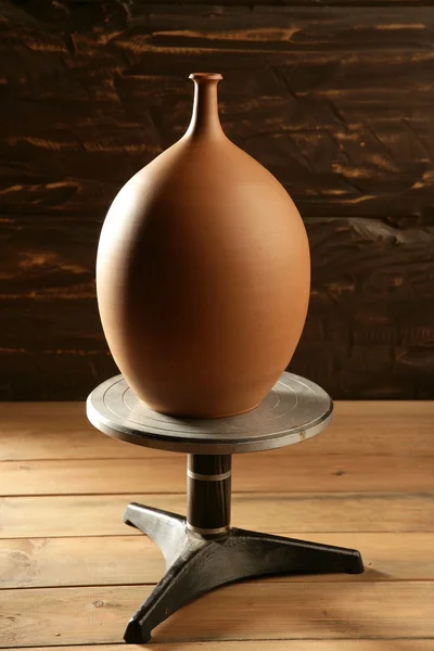 Roue en terre cuite avec vase en terre cuite fini — Photo