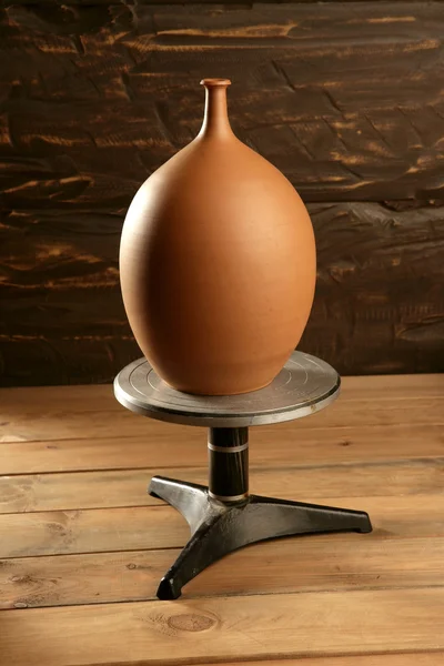 Roda de oleiro com vaso de barro de cerâmica acabado — Fotografia de Stock