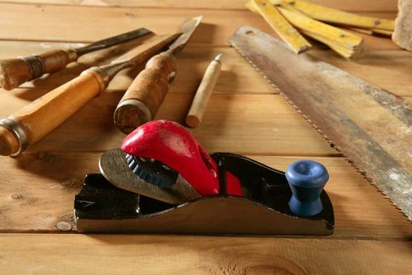 Herramientas de carpintero sierra martillo cinta de madera plano gouge —  Fotos de Stock
