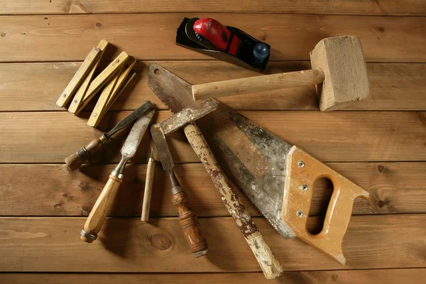 Outils charpentier scie marteau ruban bois gouge plane — Photo