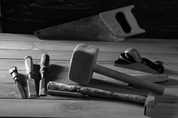 Outils charpentier scie marteau ruban bois gouge plane — Photo