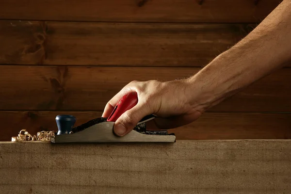 Carpintero planificación madera cepilladora herramienta hombre mano — Foto de Stock