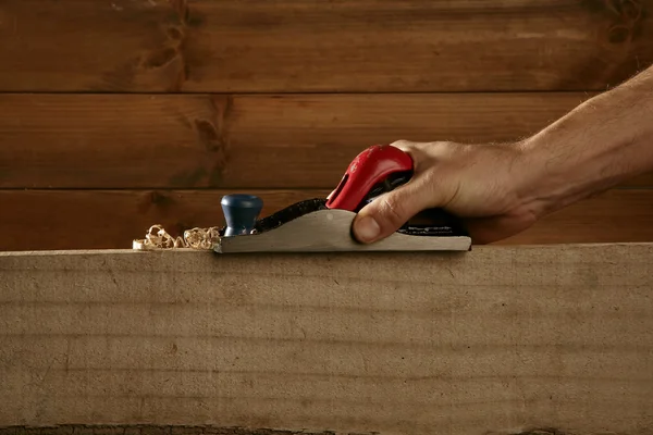 Ξυλουργός το σχεδιασμός ξύλο πλάνη εργαλείο άνθρωπος χέρι — Φωτογραφία Αρχείου