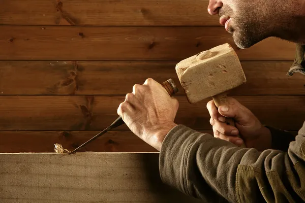 木工用彫刻刀大工ツール ハンマー手をえぐるカタルシスします。 — ストック写真