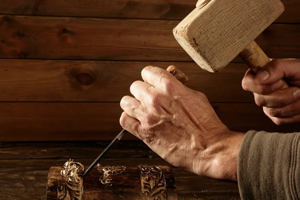 Odloupnout dřevěné hranaté tesaře nástroj ruční kladivo — Stock fotografie