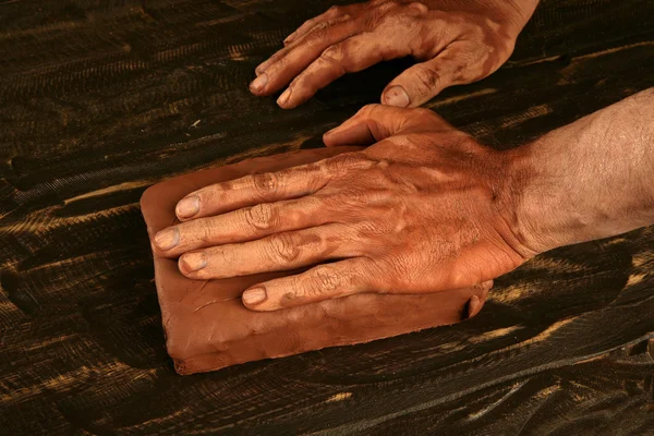 Artista homem mãos trabalhando argila vermelha para artesanato — Fotografia de Stock